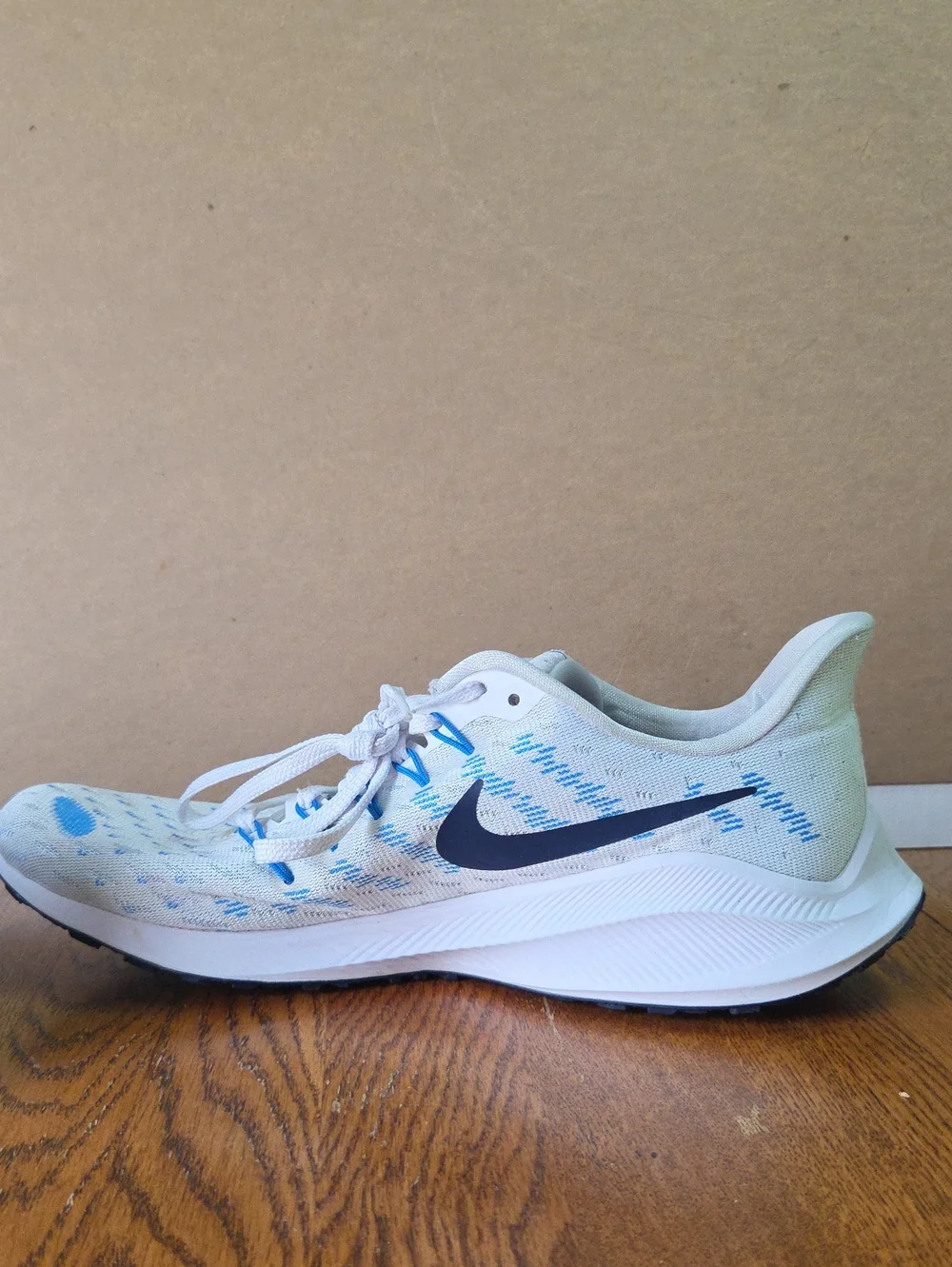 Nike Air Zoom Vomero 14 sneakers 2019 in a white and blue colorway.